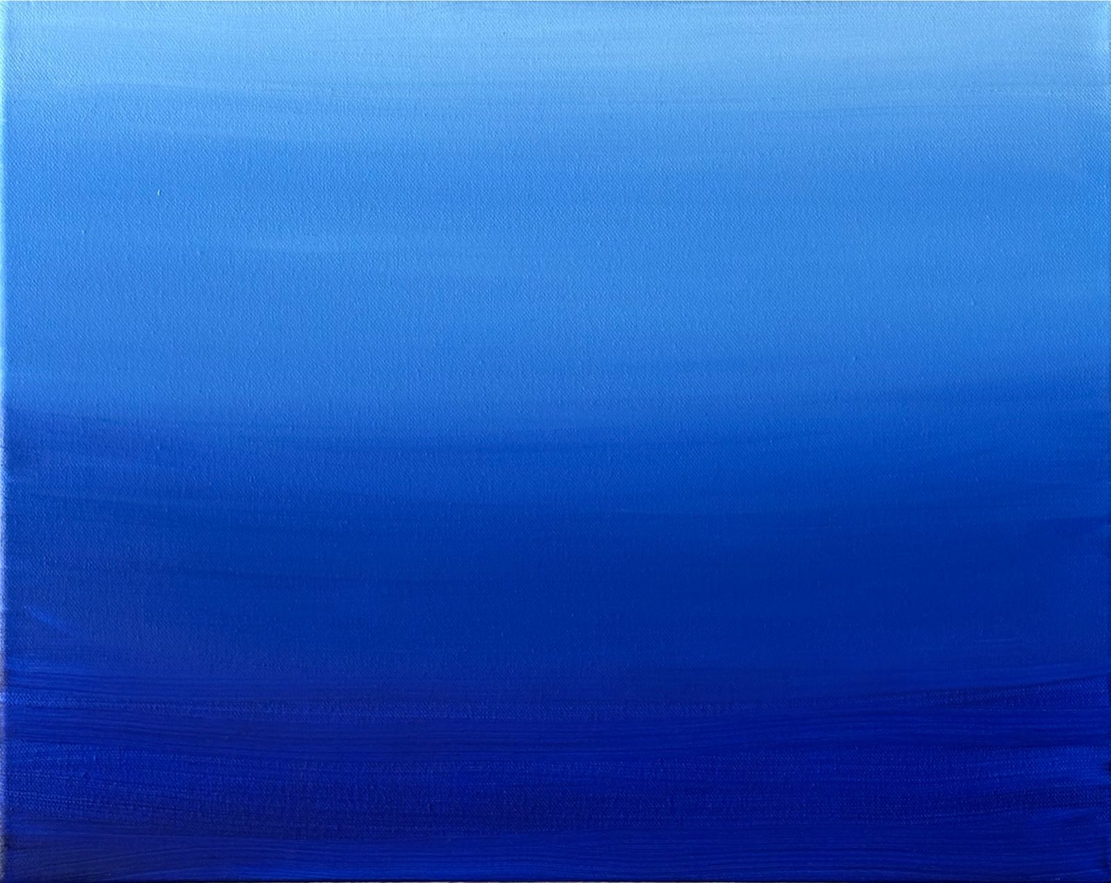 Le tableau vu de face : un dégradé de bleu, très clair en haut, qui fonce peu à peu jusqu'à un bleu outremer profond en bas. On devine le grain de la toile et les traces horizontales du pinceau.